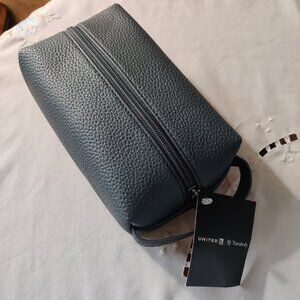 NWT United Airlines Polaris X Therabody Amenity Kit GRAY color
